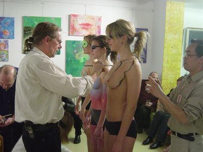 Bodypainting beim Opening Kunstverein ARTtoUS in Wolfgang End's Atelier